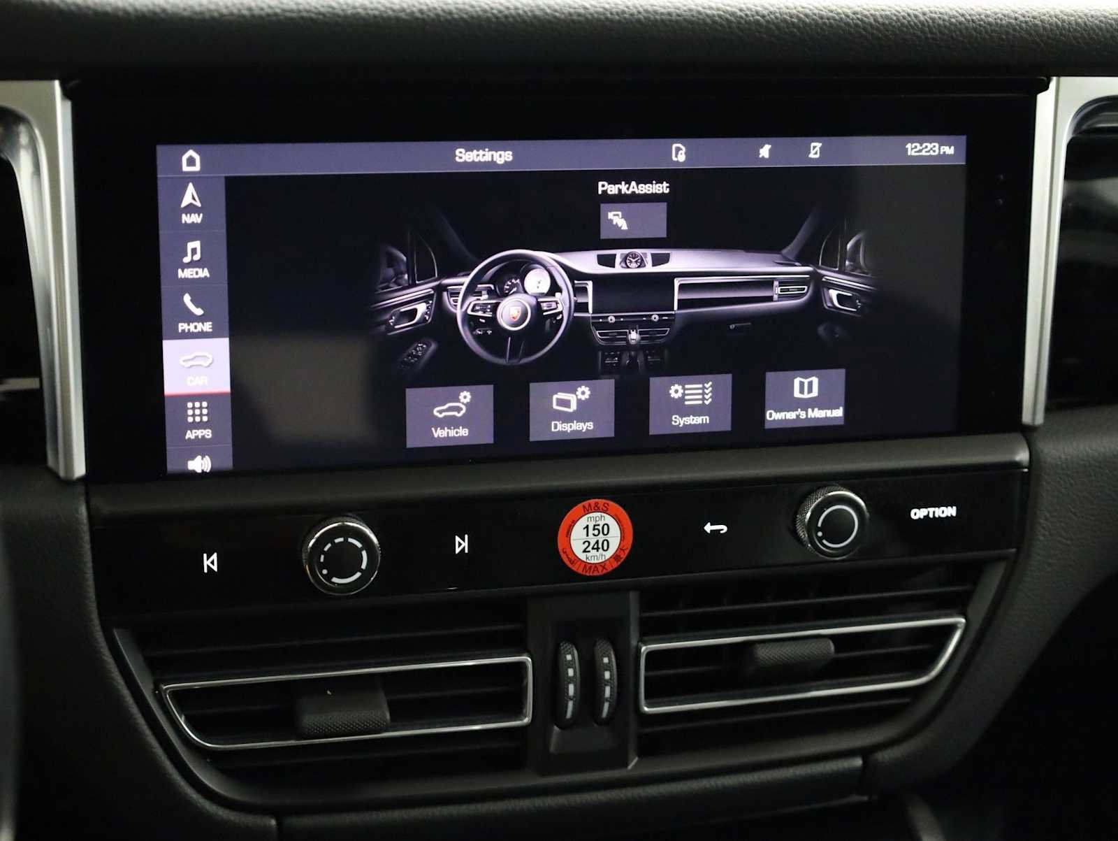 Certified 2022 Porsche Macan AWD/4WD image 32