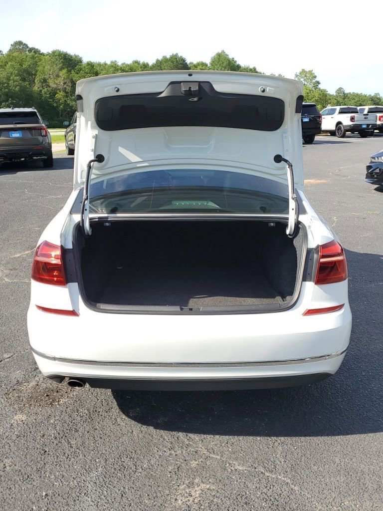 Used 2018 Volkswagen Passat 2.0T SE FWD image 11