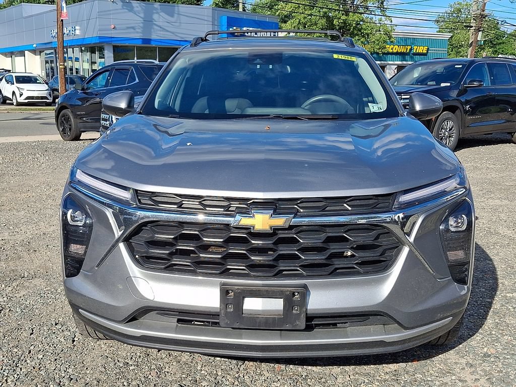 Used 2024 Chevrolet Trax LT FWD image 2