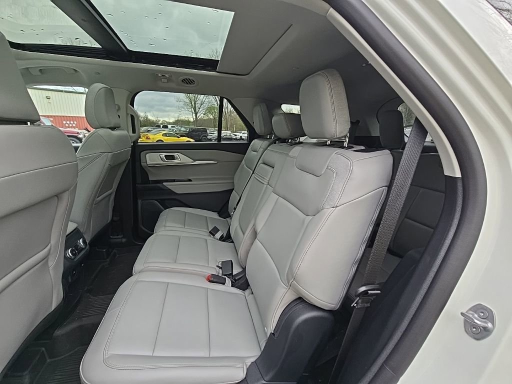 Used 2025 Ford Explorer Active w/ Active Comfort Package image 17