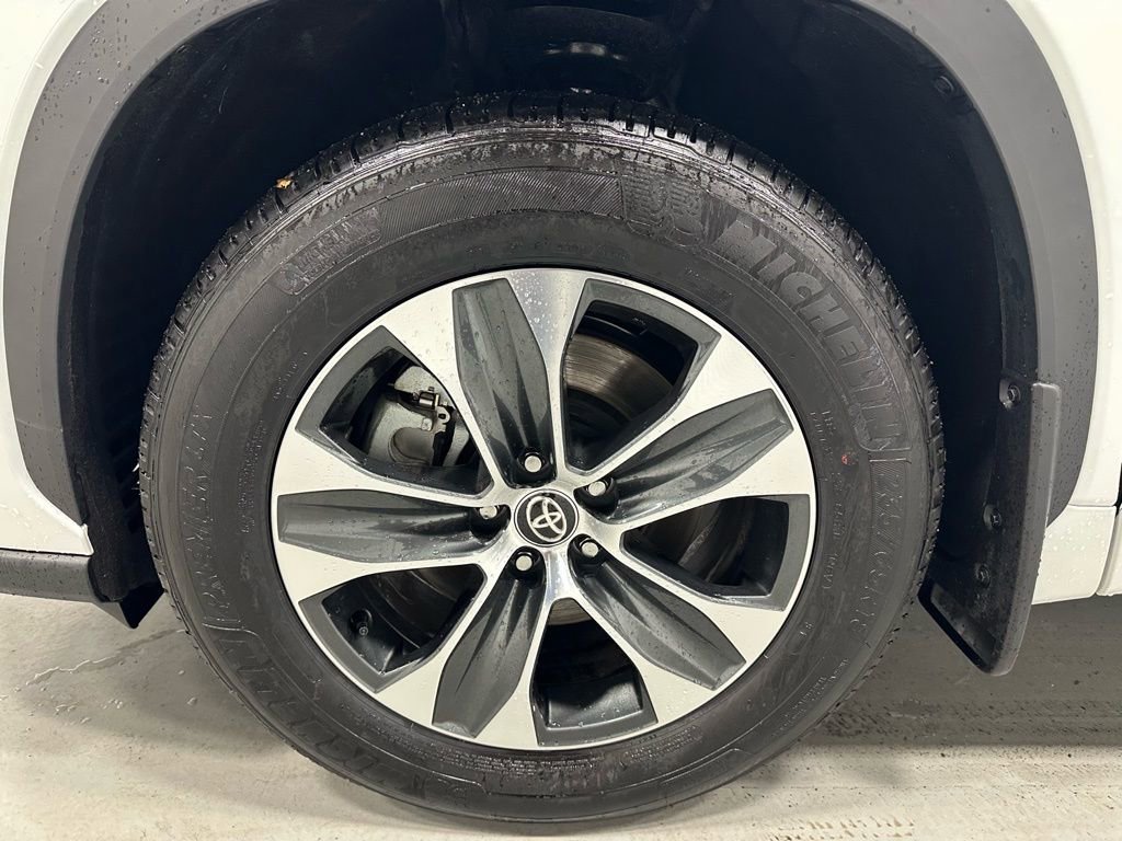 Used 2025 Toyota Highlander XLE image 65