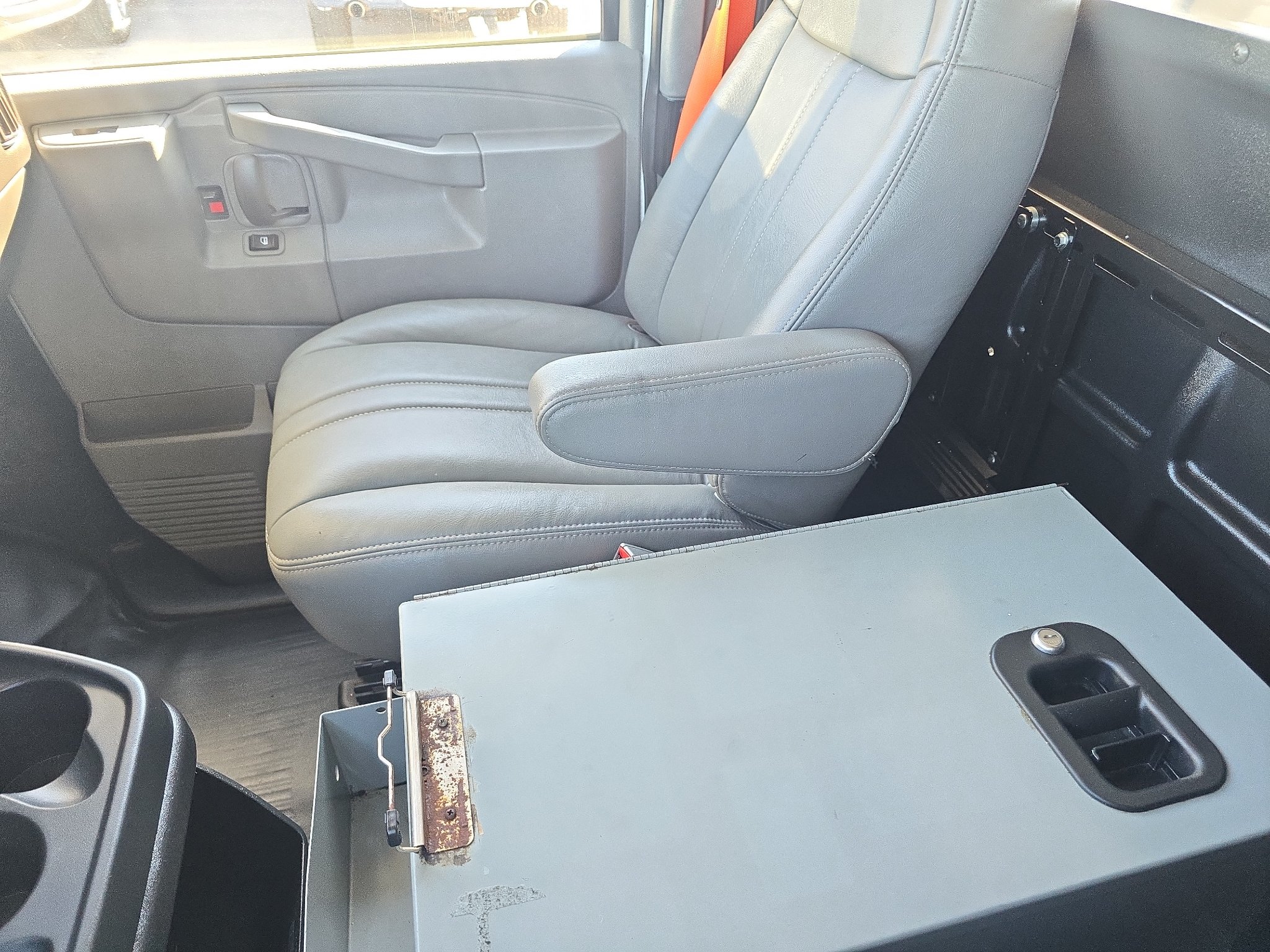 Used 2018 Chevrolet Express 2500 w/ Driver Convenience Package RWD image 28