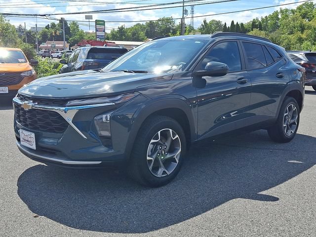 Used 2025 Chevrolet Trax LT FWD image 3