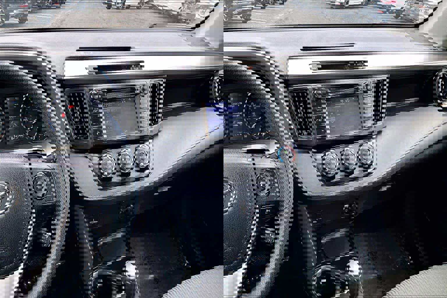 Used 2018 Toyota RAV4 LE image 7