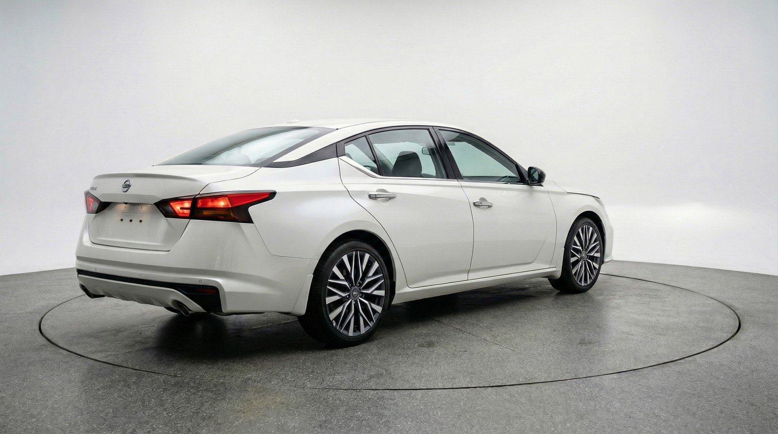 Used 2025 Nissan Altima 2.5 SV image 9