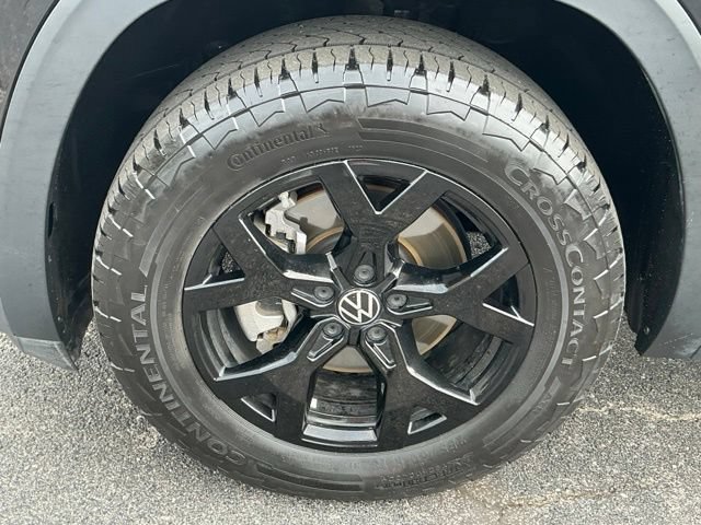 Used 2024 Volkswagen Atlas Peak Edition SE AWD/4WD image 9