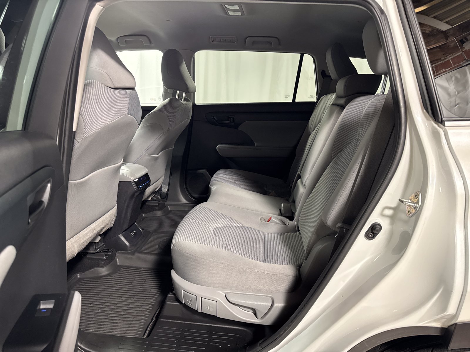 Used 2020 Toyota Highlander LE AWD/4WD image 5