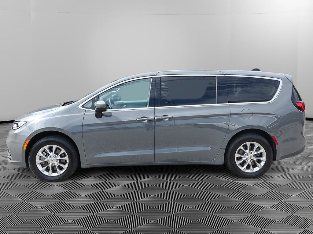 Used 2023 Chrysler Pacifica Touring-L AWD/4WD image 3