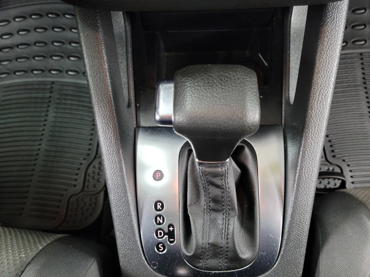 Used 2009 Volkswagen Rabbit S image 19