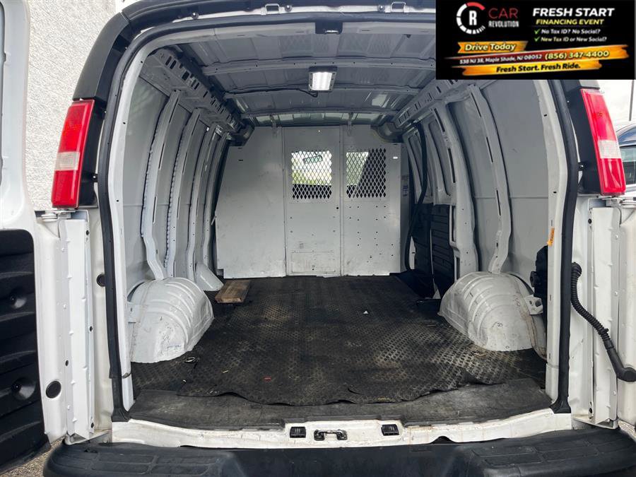 Used 2023 Chevrolet Express 3500 w/ Driver Convenience Package RWD image 4