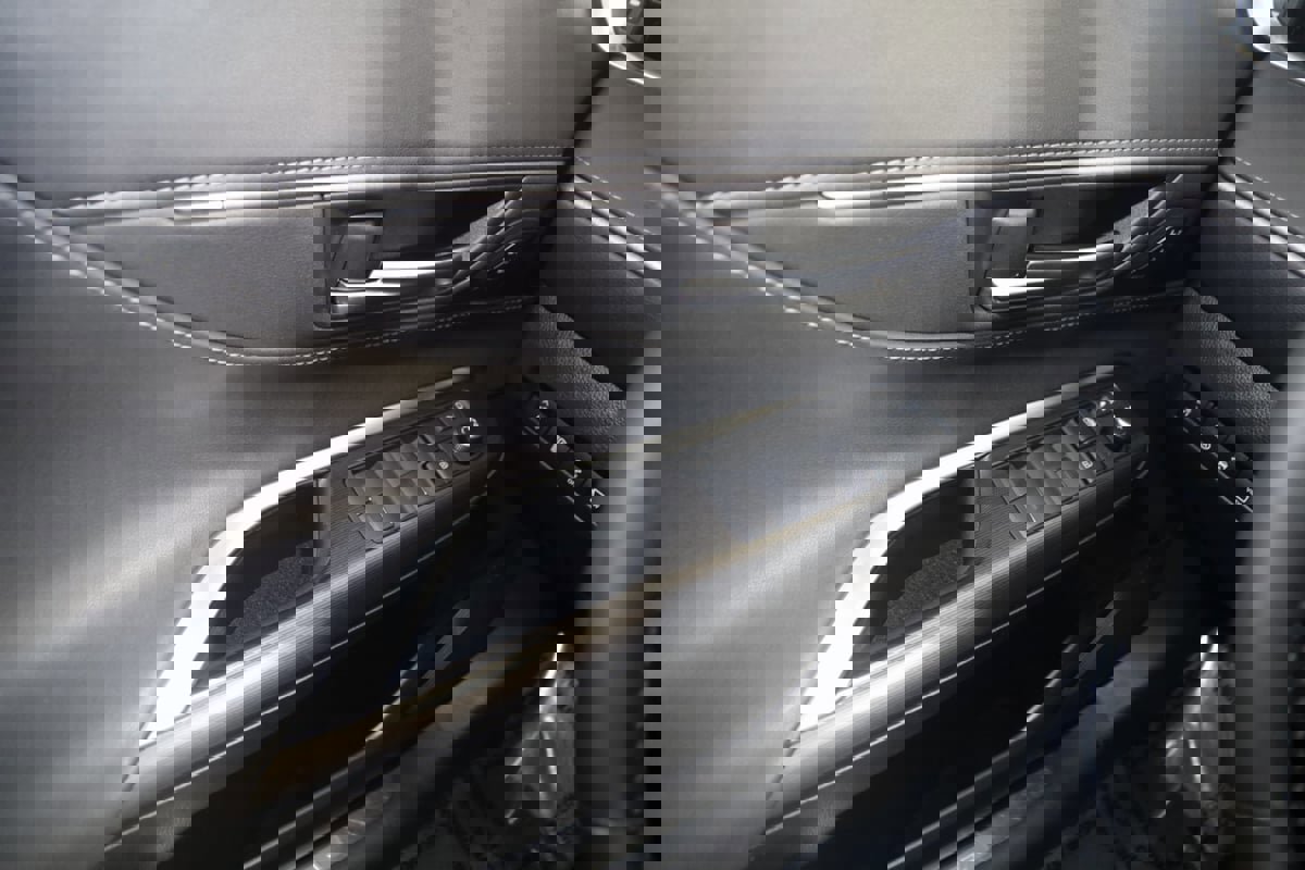 Used 2023 Toyota Venza Limited image 27