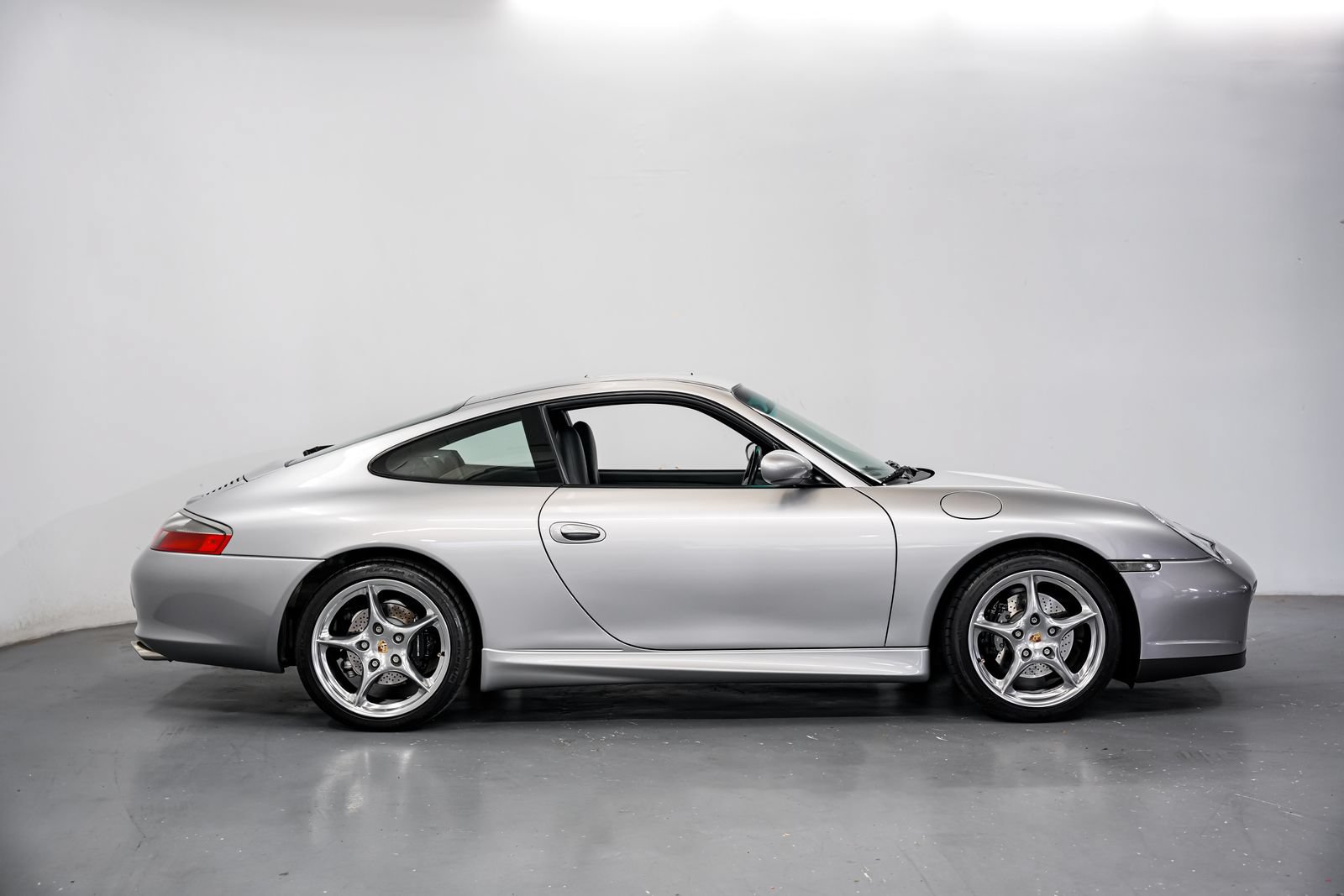Used 2004 Porsche 911 Carrera RWD image 2