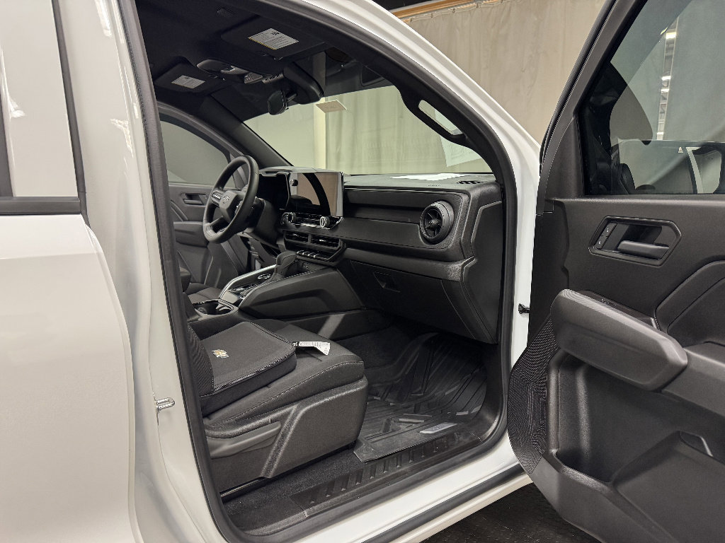 Used 2025 Chevrolet Colorado Trail Boss w/ Midnight Edition AWD/4WD image 18