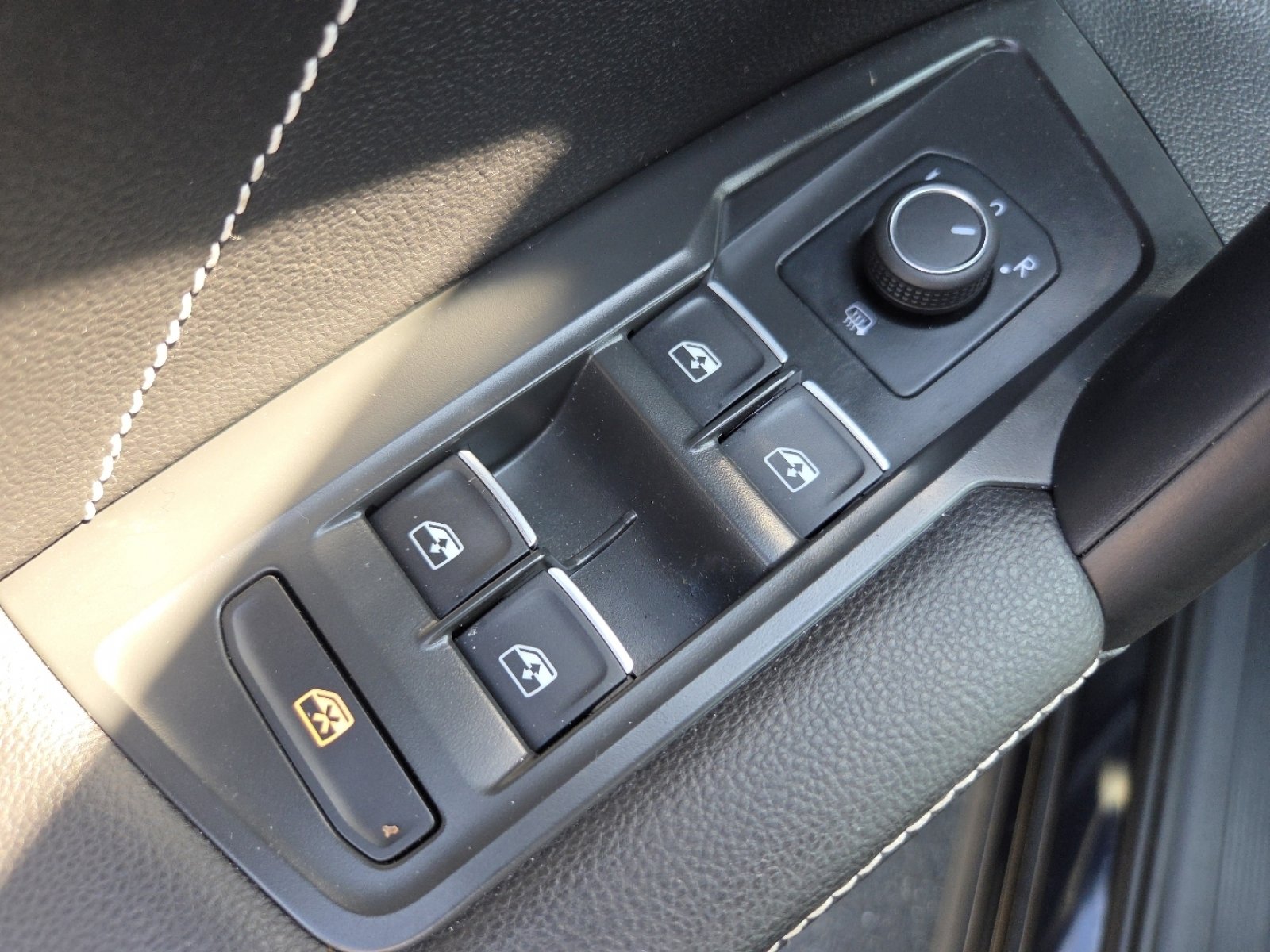 Used 2023 Volkswagen Tiguan SE AWD/4WD image 30