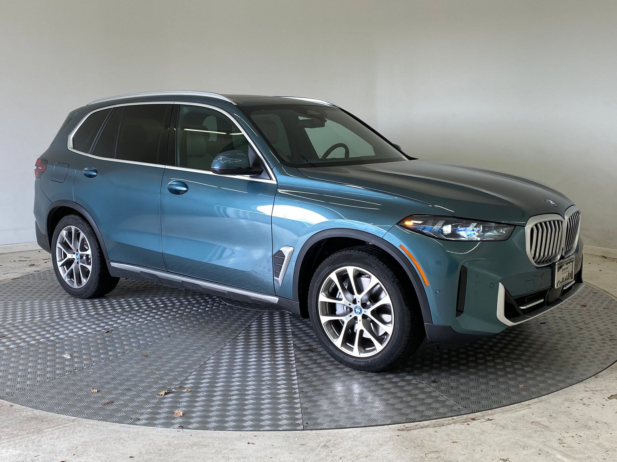 Used 2025 BMW X5 xDrive50e w/ Premium Package image 6