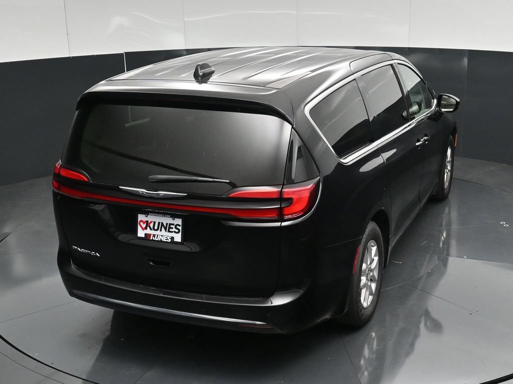 Used 2024 Chrysler Pacifica Touring-L FWD image 40