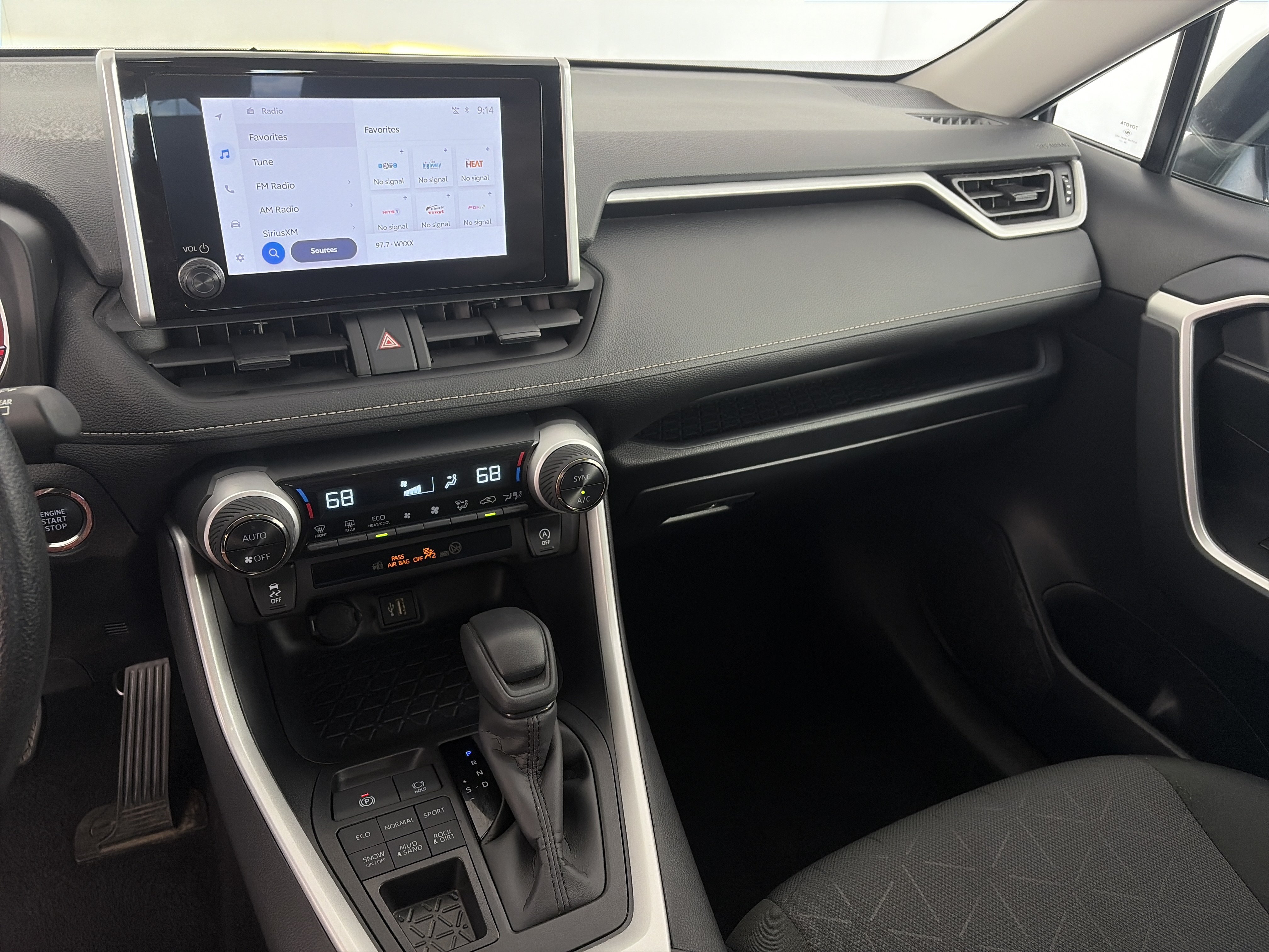 Used 2025 Toyota RAV4 XLE AWD/4WD image 4