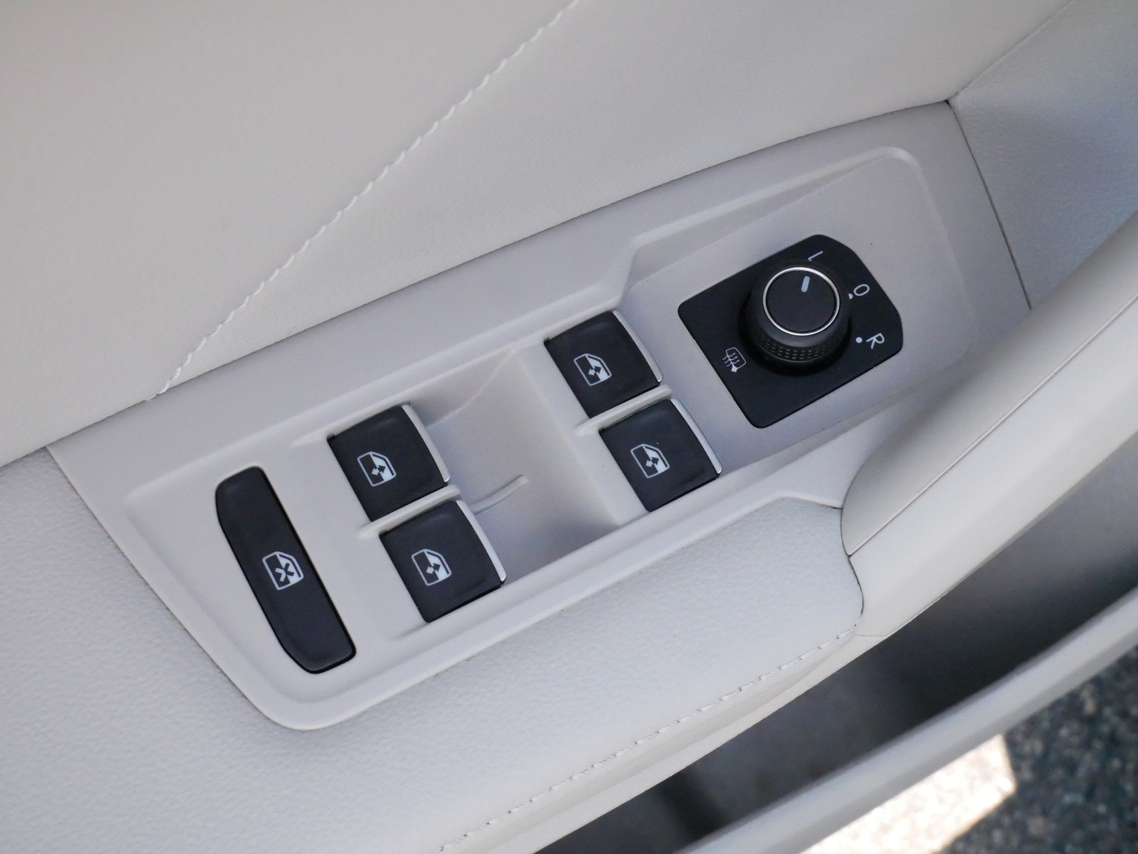 Certified 2024 Volkswagen Tiguan SE R-Line FWD image 19
