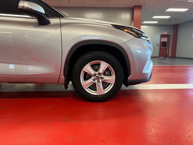 Used 2023 Toyota Highlander LE AWD/4WD image 27