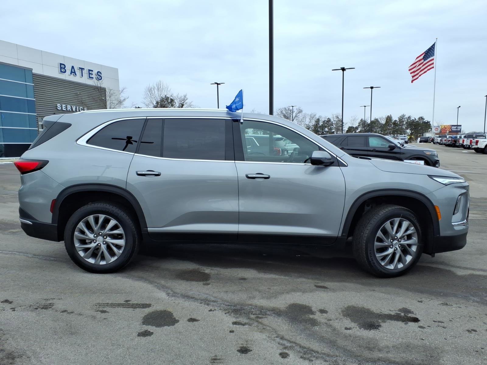 Used 2025 Buick Enclave Preferred image 2