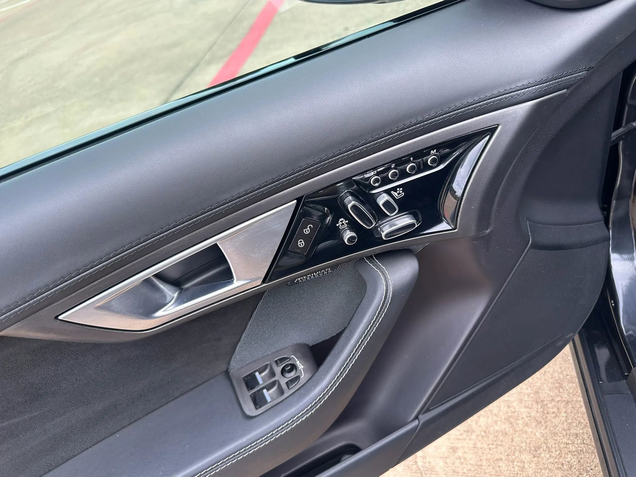 Used 2015 Jaguar F-TYPE R RWD image 26