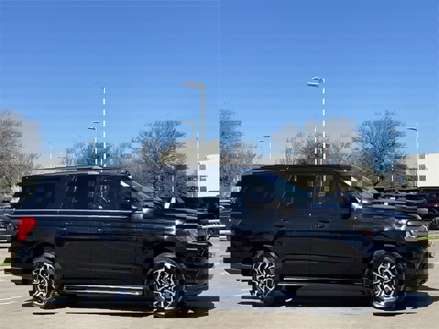 Used 2023 Ford Expedition Max XLT image 3