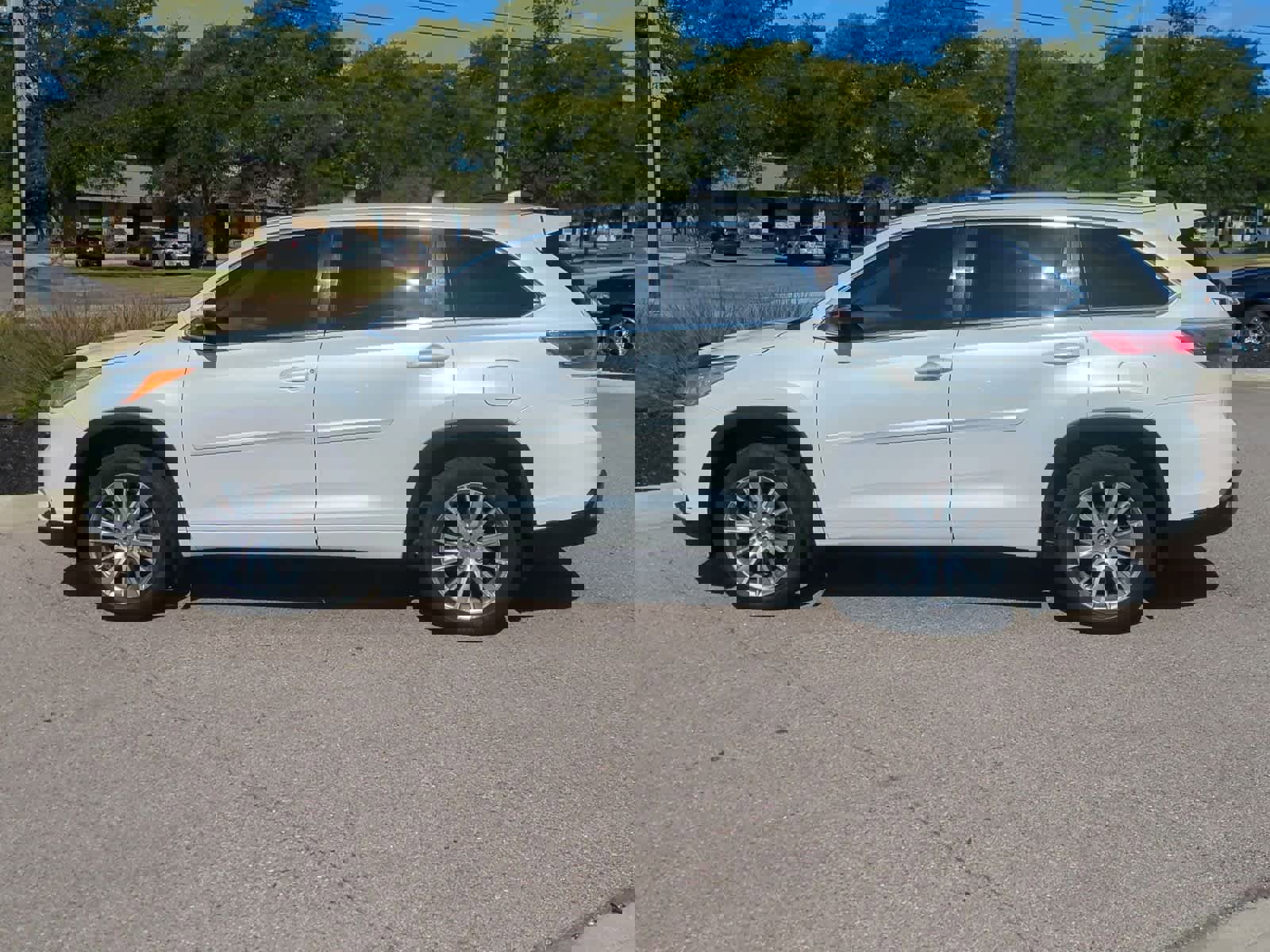 Used 2014 Toyota Highlander XLE image 5