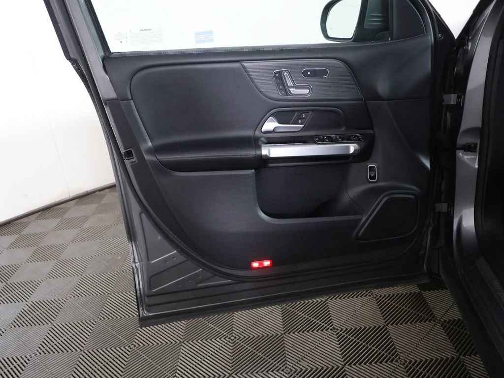 Used 2023 Mercedes-Benz GLB 250 4MATIC w/ Premium Package image 23