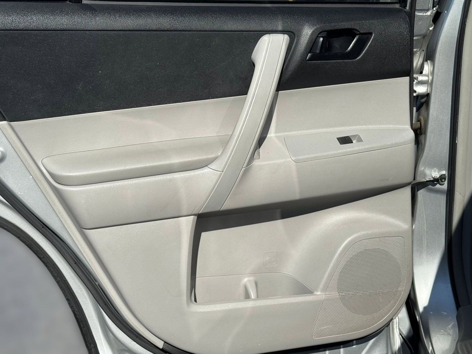 Used 2010 Toyota Highlander Base image 27