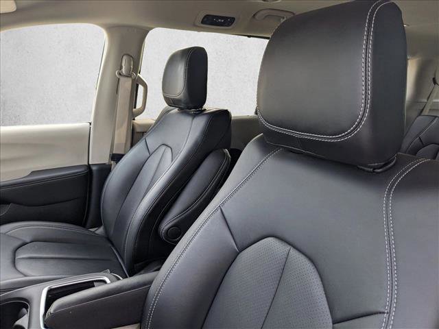 Used 2024 Chrysler Pacifica Touring-L image 14