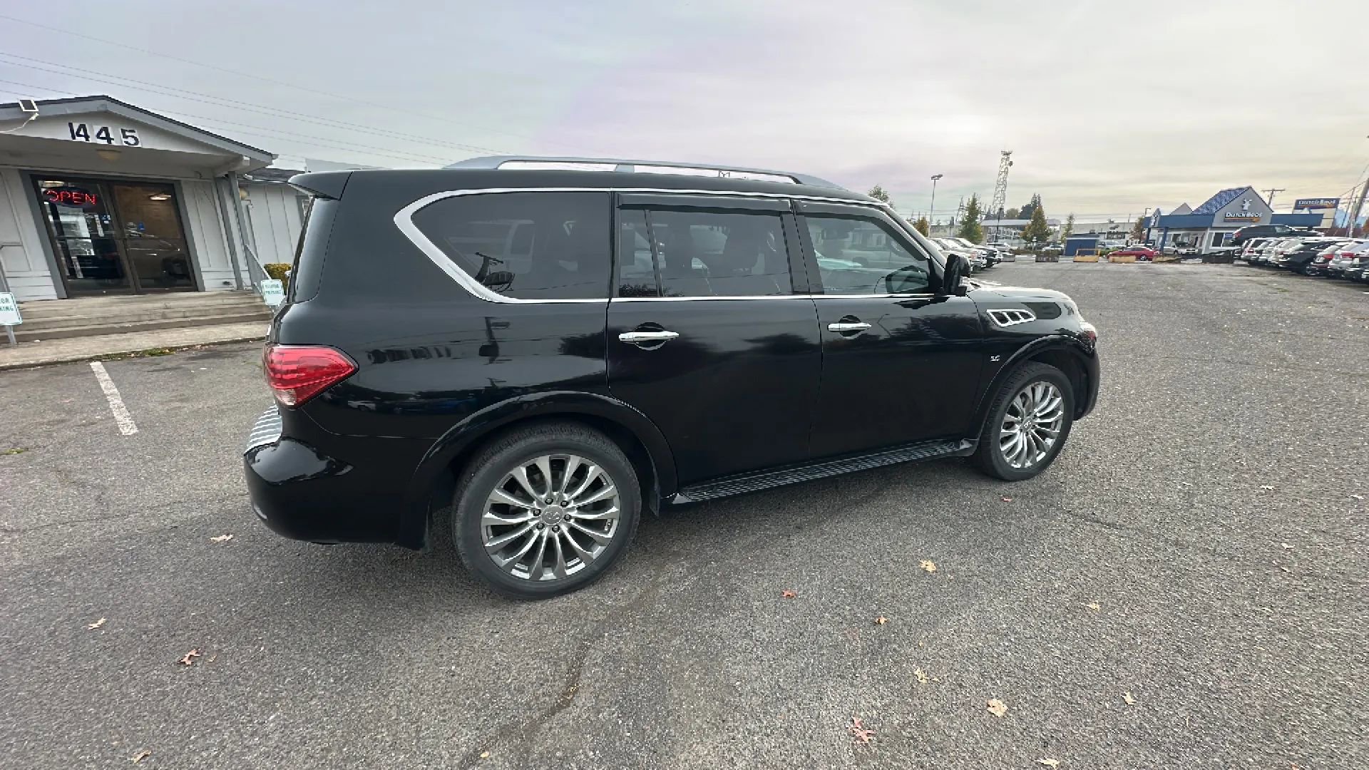 Used 2015 INFINITI QX80 4WD w/ 22" Wheel Package image 3