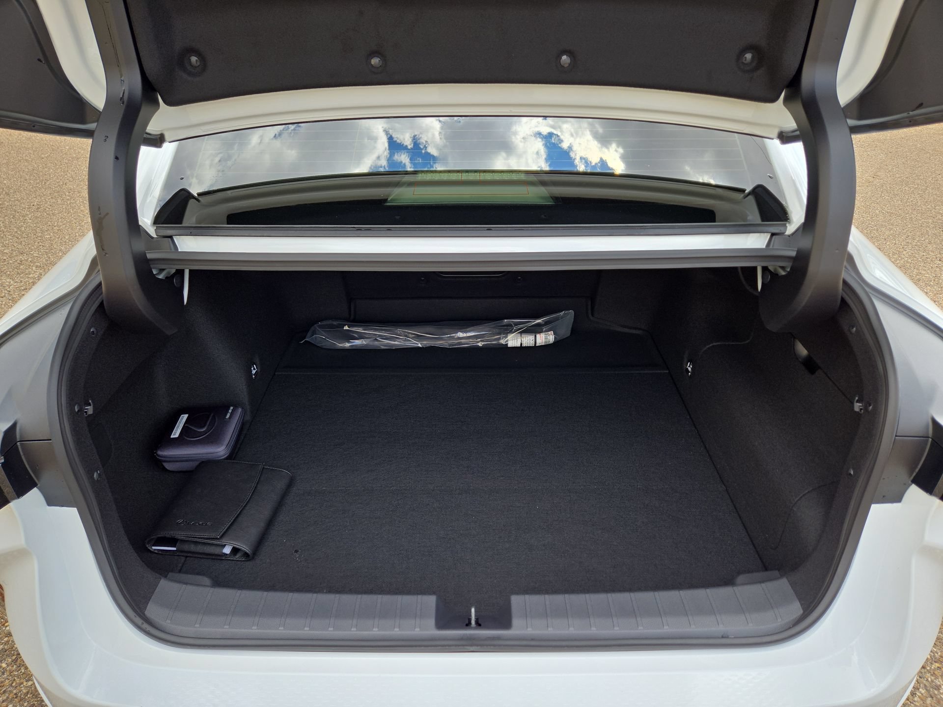 New 2026 Lexus ES 350h w/ Cold Area Package FWD image 12