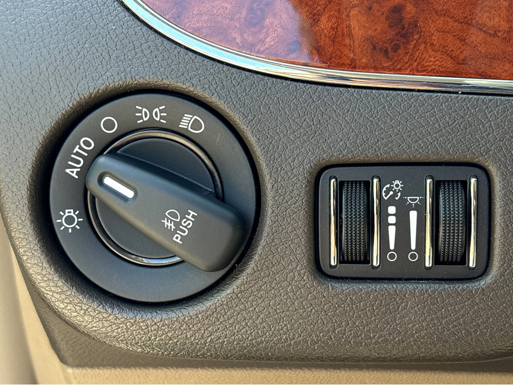 Used 2015 Chrysler Town & Country Touring w/ Driver Convenience Group FWD image 11