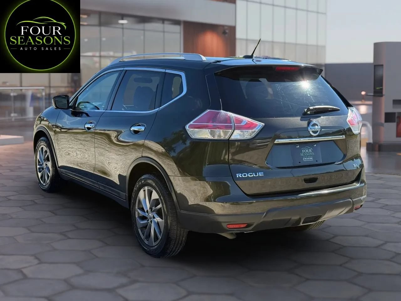 Used 2016 Nissan Rogue SL w/ SL Premium Package FWD image 2