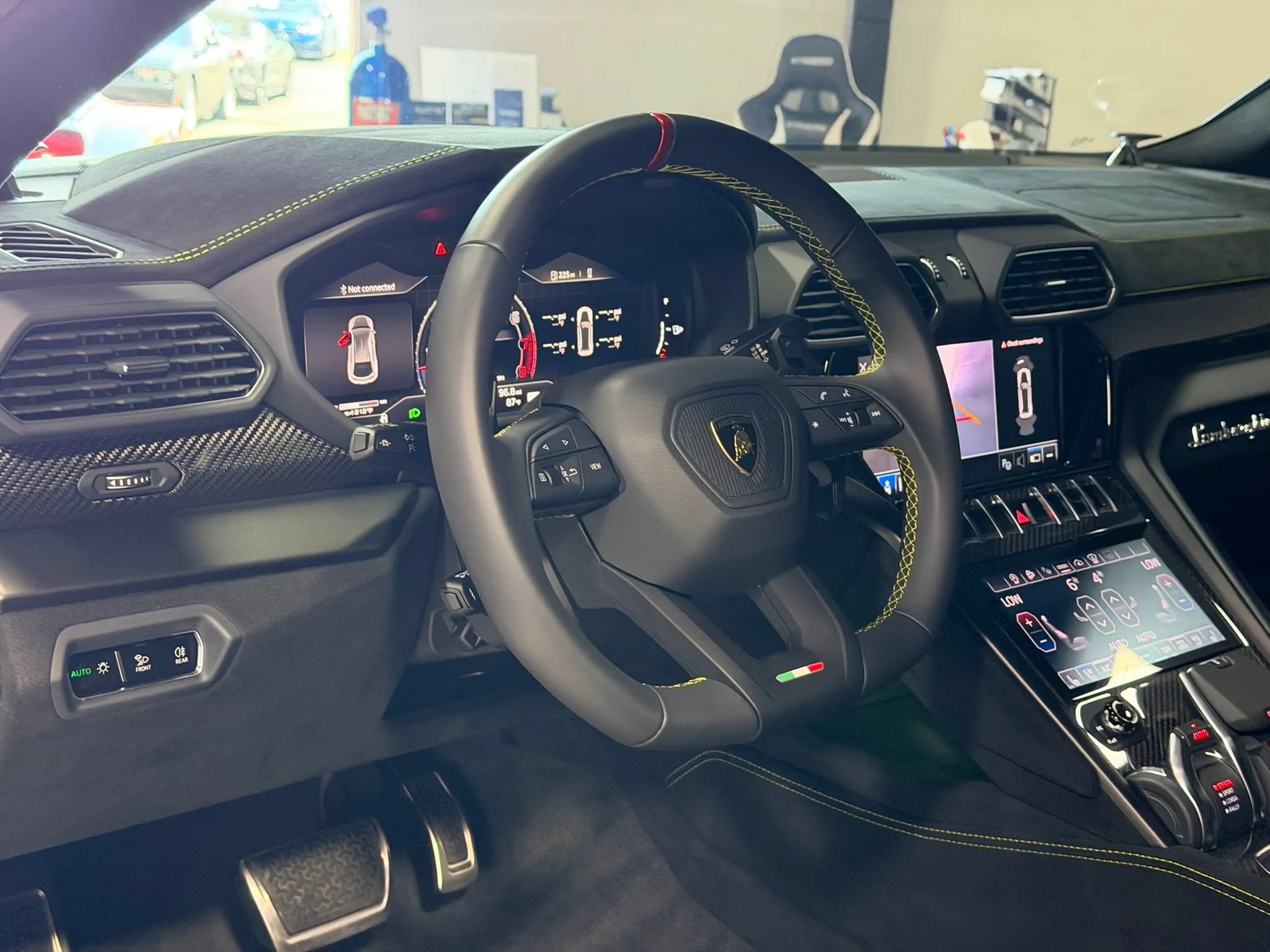 Used 2024 Lamborghini Urus Performante AWD/4WD image 26