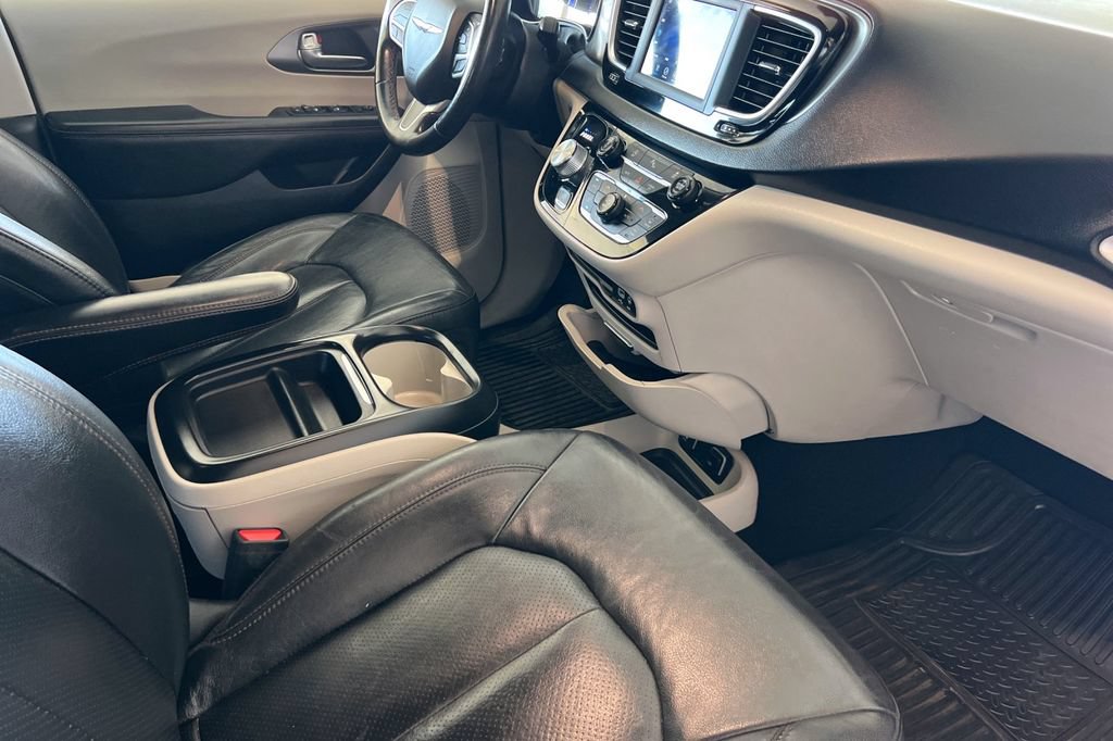Used 2020 Chrysler Pacifica Touring-L FWD image 19
