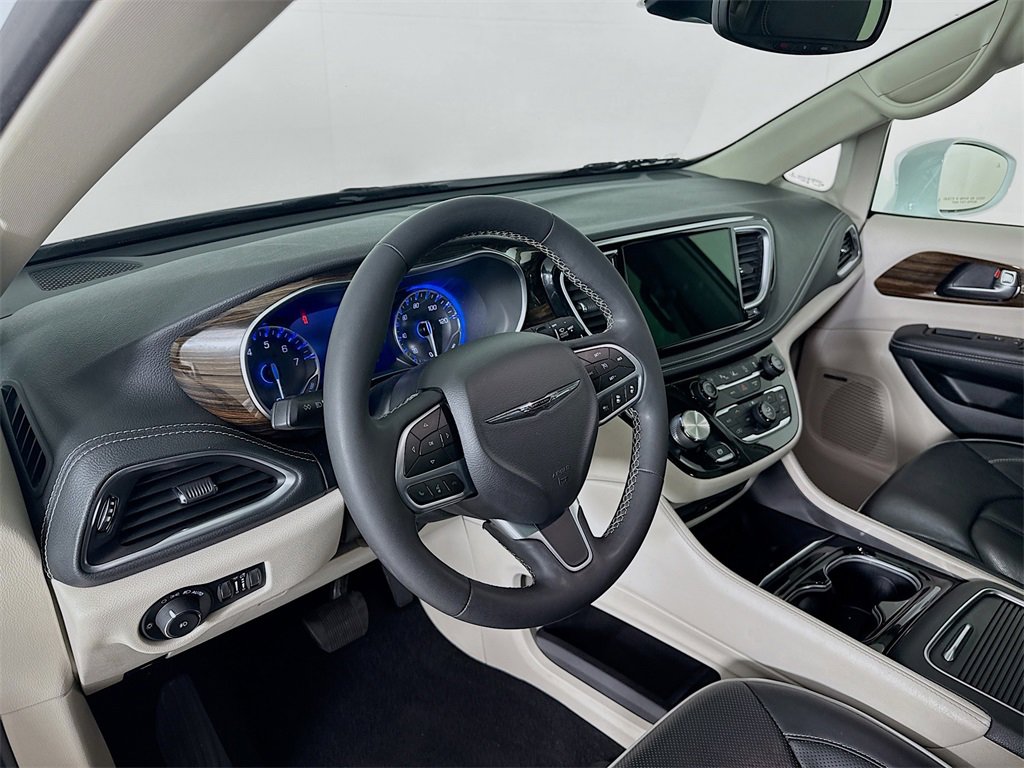 Used 2022 Chrysler Pacifica Limited w/ Uconnect Theater Family Group image 9