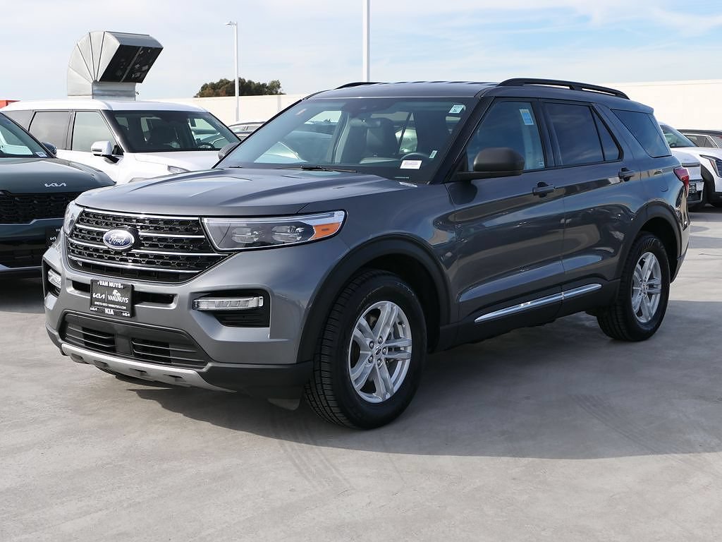 Used 2024 Ford Explorer XLT w/ Equipment Group 202A AWD/4WD image 6