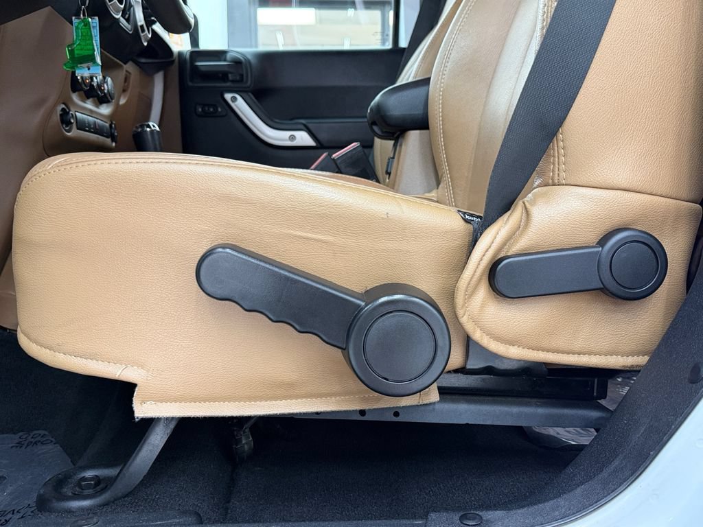 Used 2014 Jeep Wrangler Unlimited Sahara w/ Connectivity Group AWD/4WD image 36