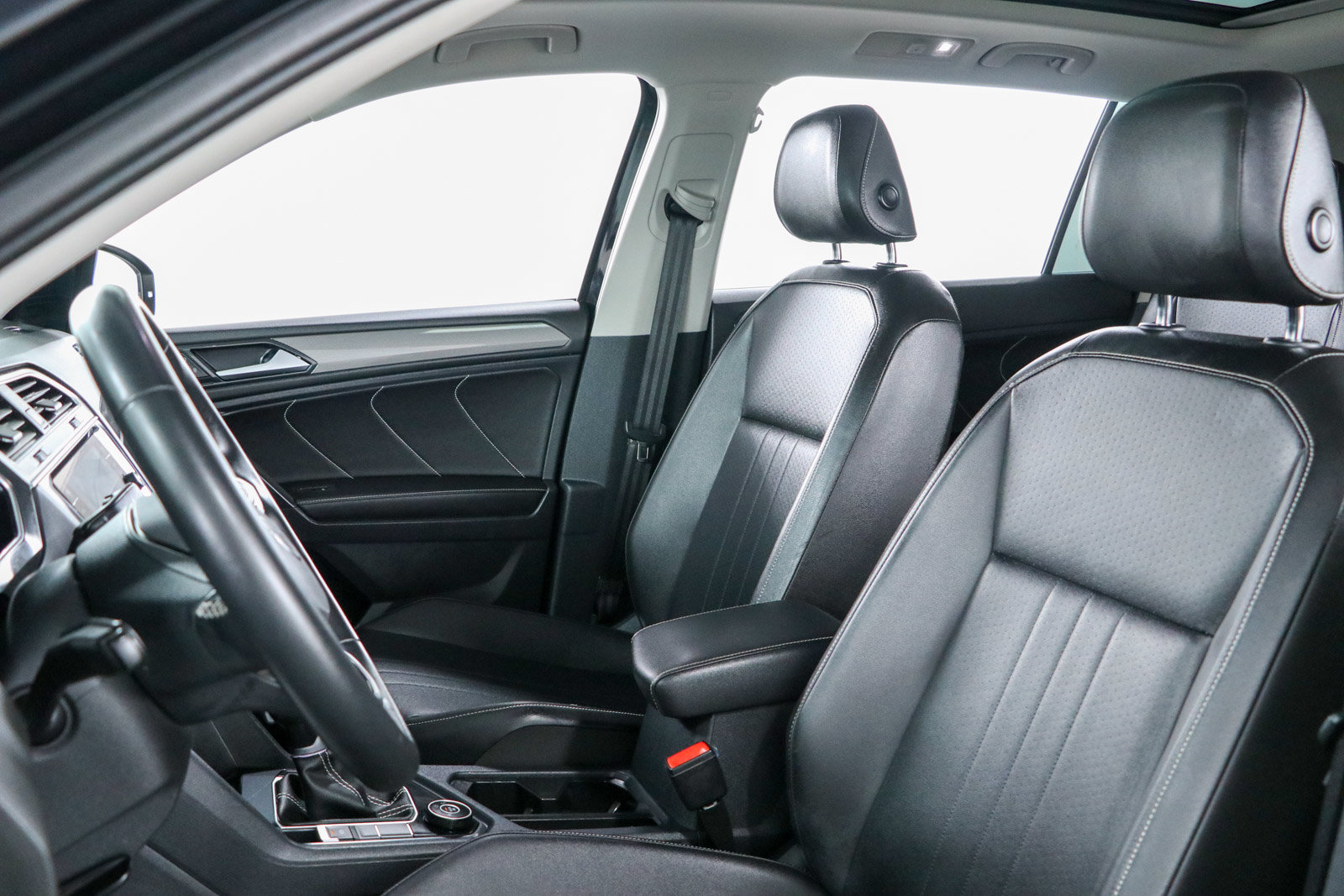 Used 2022 Volkswagen Tiguan SE w/ Panoramic Sunroof Package AWD/4WD image 24