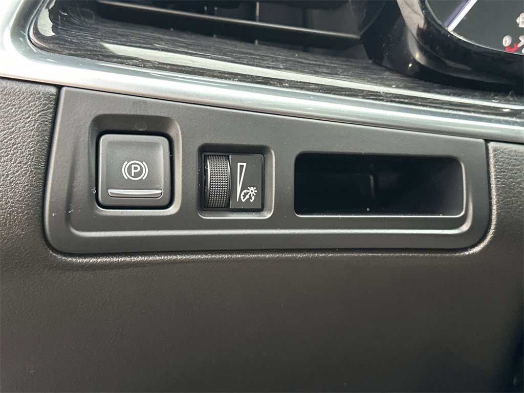 Certified 2022 Cadillac XT5 Premium Luxury w/ LPO, ONYX Package image 36