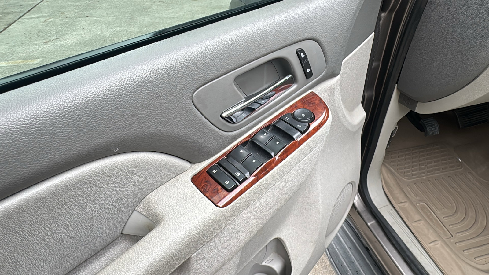 Used 2013 Chevrolet Suburban LT image 13