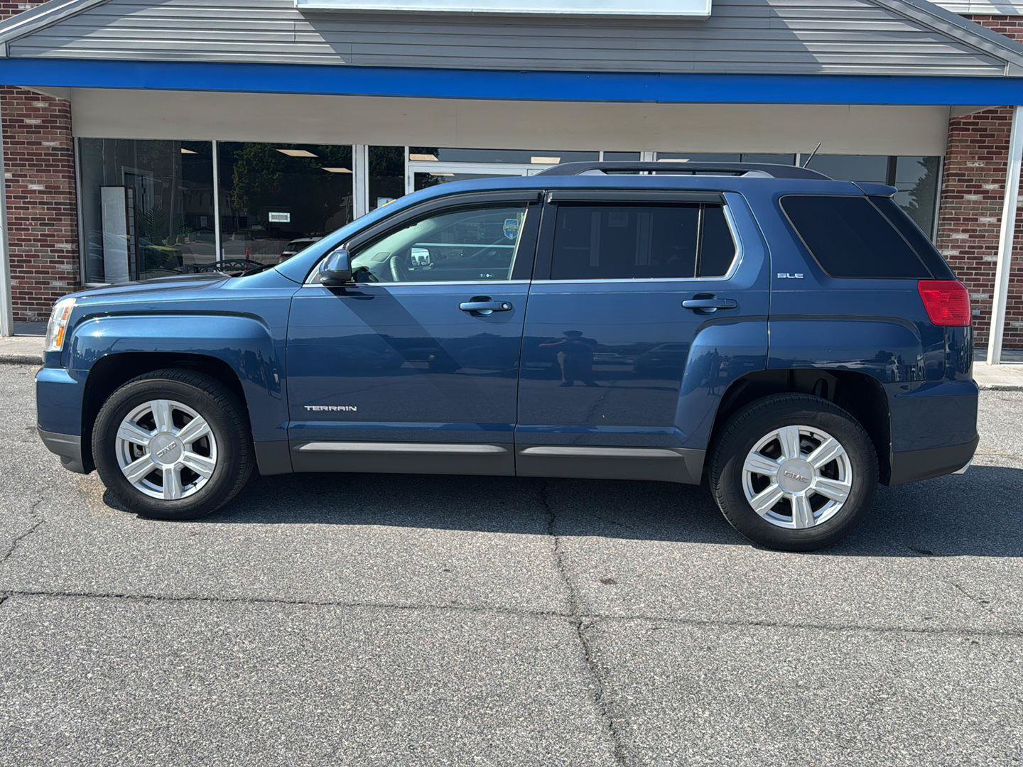 Used 2016 GMC Terrain SLE w/ Convenience Package AWD/4WD image 2