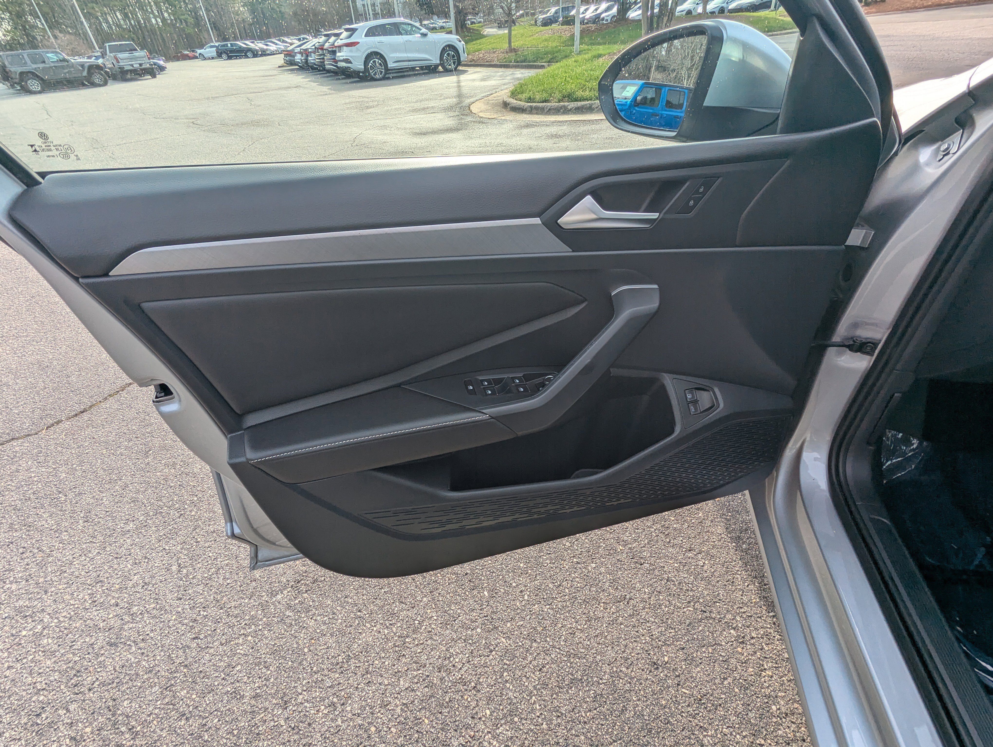 Used 2023 Volkswagen Jetta SE w/ Panoramic Sunroof Package image 16