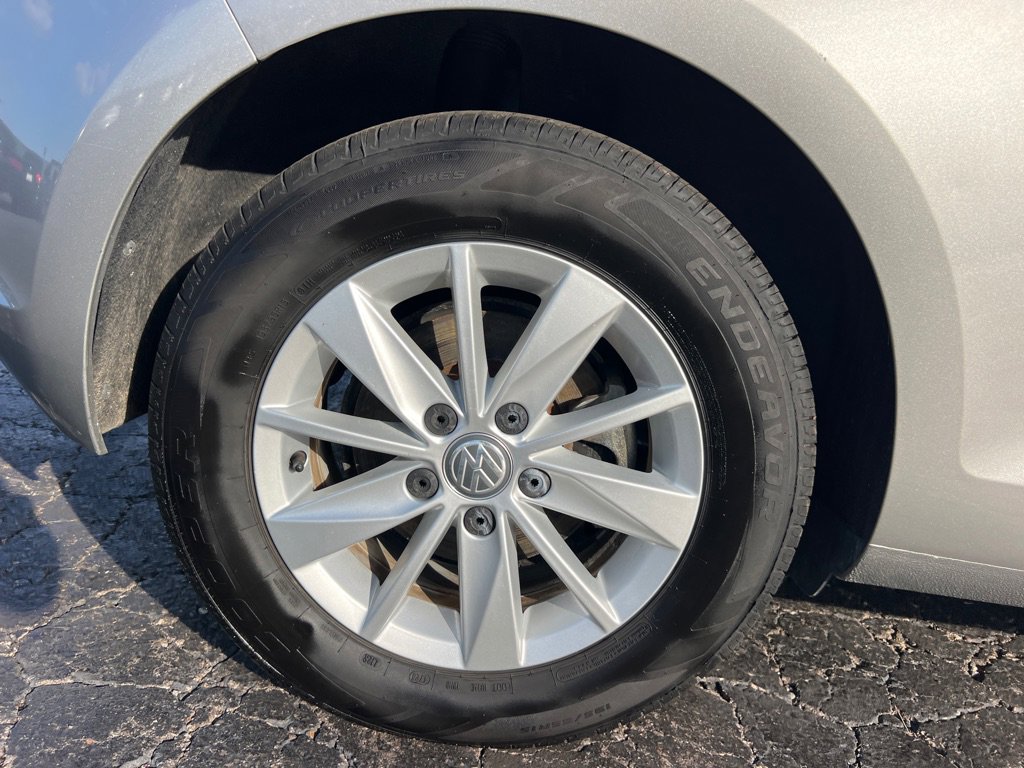 Used 2015 Volkswagen Golf S image 36