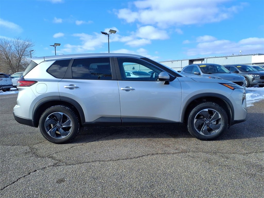 Used 2024 Nissan Rogue SV image 2