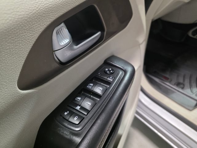 Used 2018 Chrysler Pacifica Touring-L FWD image 12