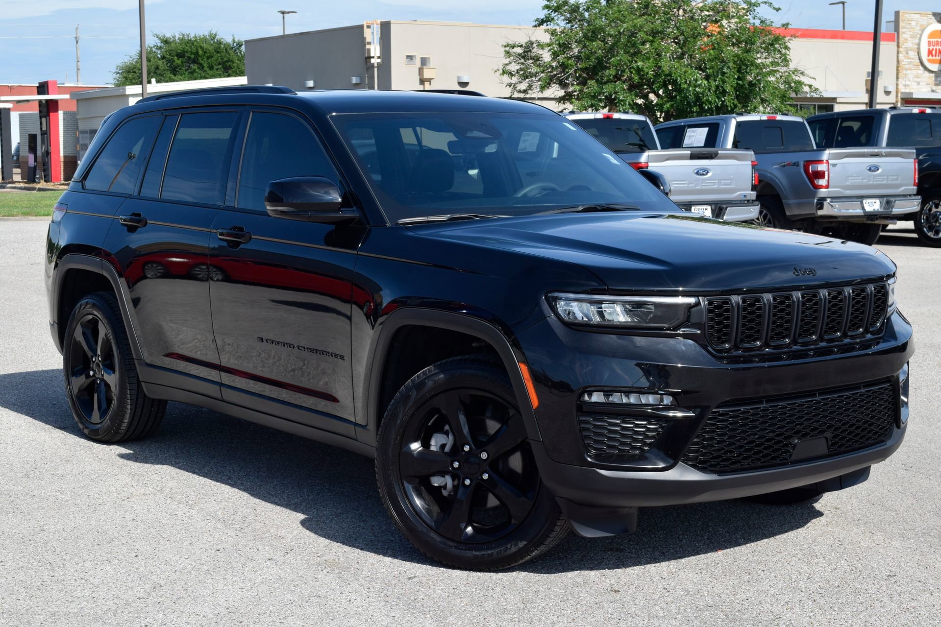 Used 2025 Jeep Grand Cherokee Limited w/ Black Appearance Package AWD/4WD image 3