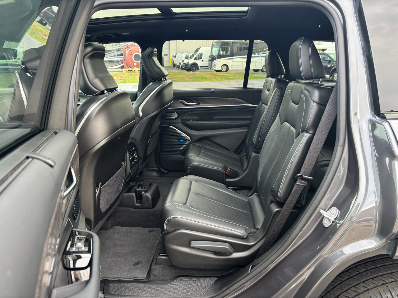 Used 2021 Jeep Grand Cherokee L Overland w/ Luxury Tech Group IV image 10