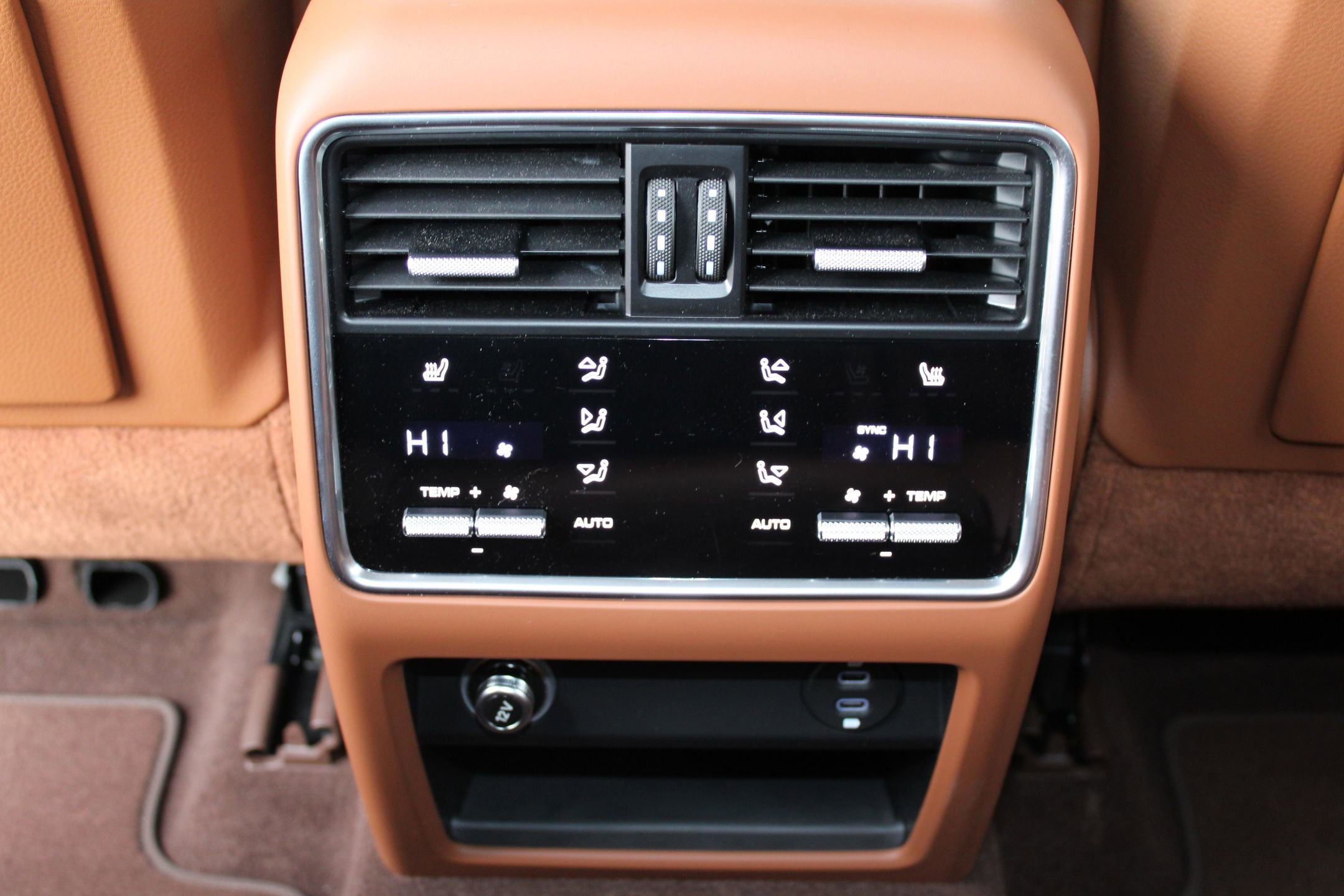 Certified 2023 Porsche Cayenne Platinum Edition image 24